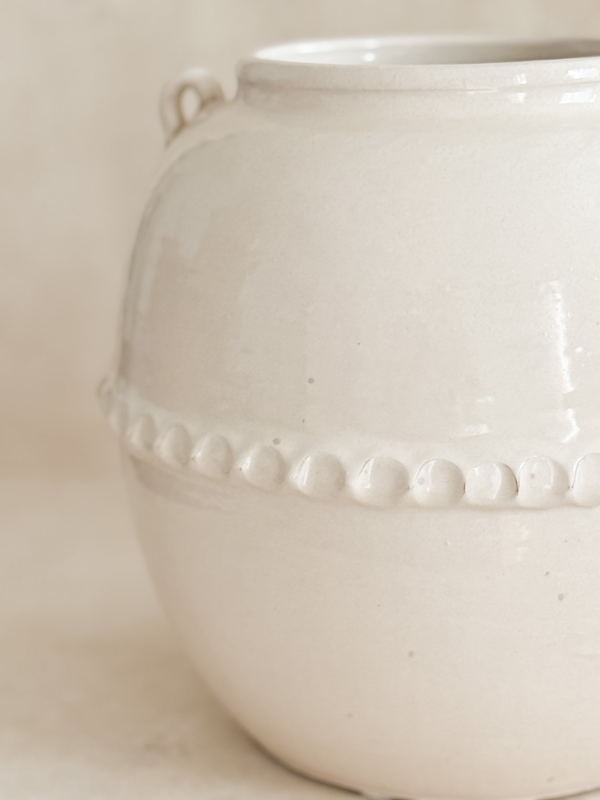 White Rounded Scalloped Vase w/Handles